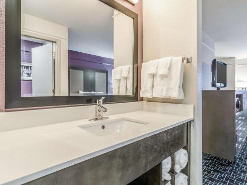 堪萨斯城机场拉昆塔套房酒店的一间浴室