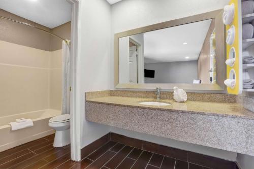 尤奇亚发现旅馆的一间带水槽、卫生间和镜子的浴室