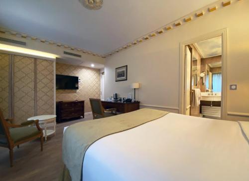 巴黎加瓦尼酒店的酒店客房设有一张大床和一张书桌。