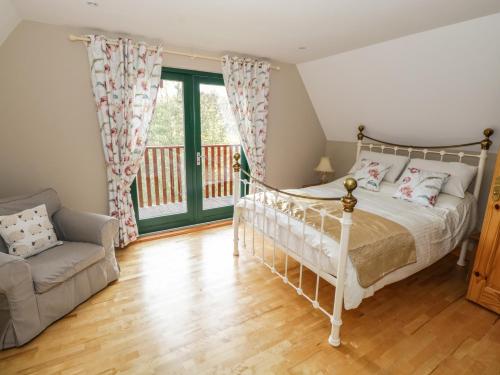 贝尔特比特12 Cornadarragh的一间卧室配有一张床、一张沙发和一个窗口