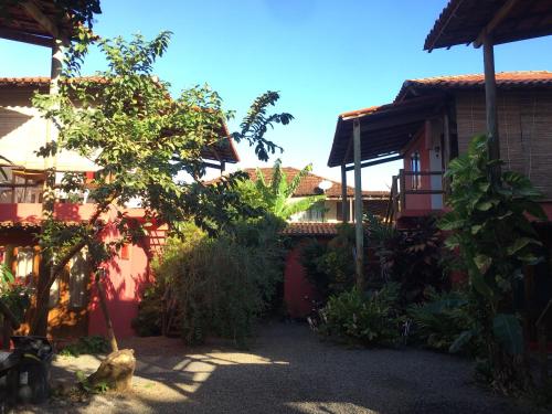 伊塔卡雷Vila Hibisco Itacaré的种有树木和植物的房屋的庭院