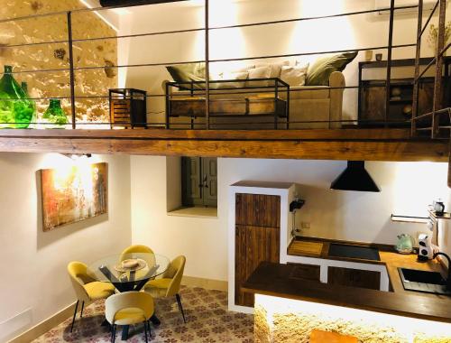 诺托O'scià Loft的客房设有一张高架床,配有桌椅