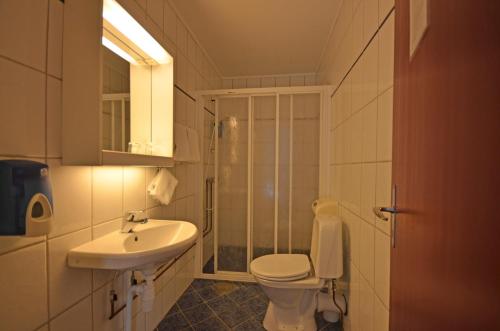 索克约森瑞赛弗亚德酒店的一间带卫生间和水槽的浴室