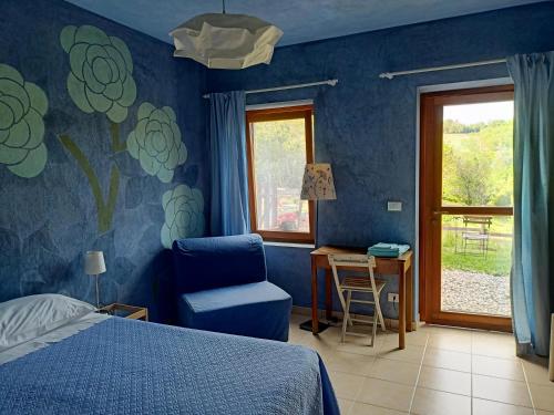 Cinzano爱孔蒂德拉赛瓦农家乐的一间卧室配有一张床、一把椅子和一张书桌