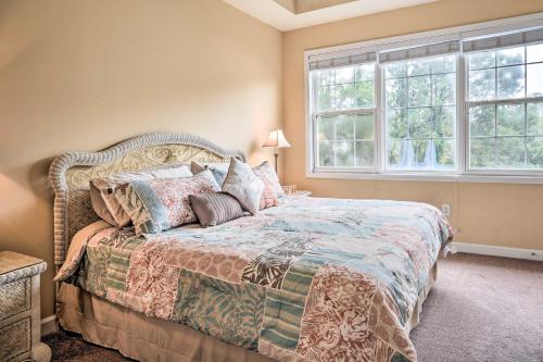 北默特尔海滩Bright and Airy Resort Condo Golf, Shop and Swim的一间卧室设有一张床和两个窗户。