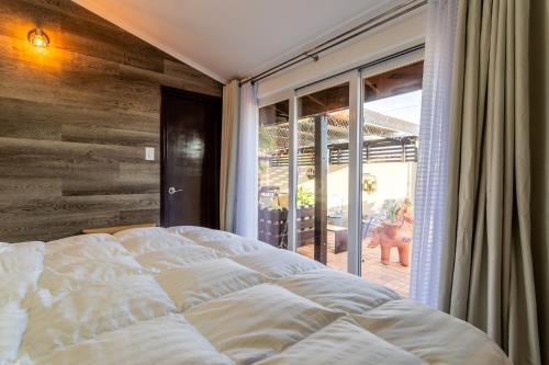 棕榈滩Apartment with Charming Patio BBQ Near Beach FREE Utils的一间卧室设有一张大床和一个大窗户