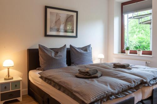 弗伦斯堡Stadthaus Jürgensby的一间卧室配有一张床,上面有两条毛巾
