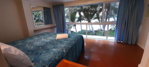 拉罗汤加哈瓦那海滨公寓式酒店的一间卧室设有一张床和一个大窗户