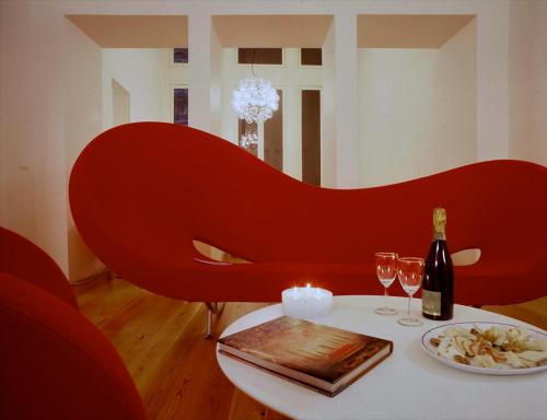热那亚Palazzo Cicala的一张桌子,上面放着一瓶葡萄酒和一盘食物