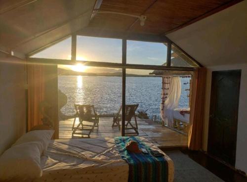 普诺Uros Tikarani hotel的卧室设有海景阳台。