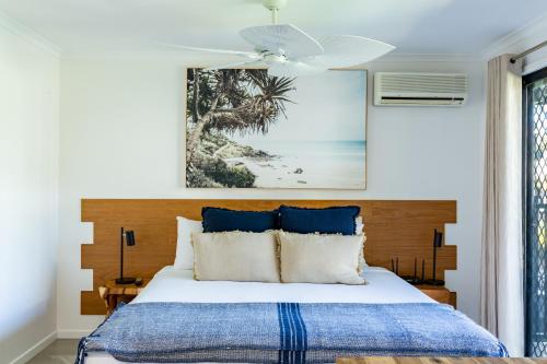 努萨湖泊度假酒店客房内的一张或多张床位