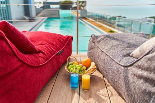 仁川市JN PARK Hotel的阳台上放一碗水果和两杯果汁