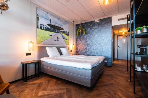 埃因霍温Onderwijshotel De Rooi Pannen Eindhoven的一间卧室配有一张壁画床