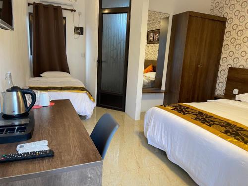 格兰贝伊Welcome Inn的酒店客房设有两张床和一张带电脑的书桌