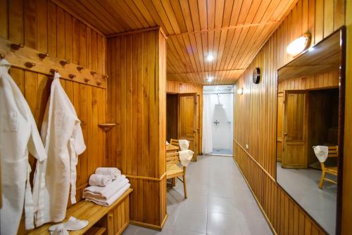 埃里温METROPOL HOTEL Yerevan的一间带木墙的浴室和一个带毛巾的走廊