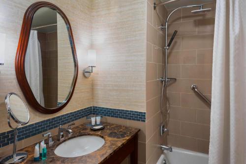 劳雷尔山桂冠山威斯汀酒店的一间带水槽、淋浴和镜子的浴室