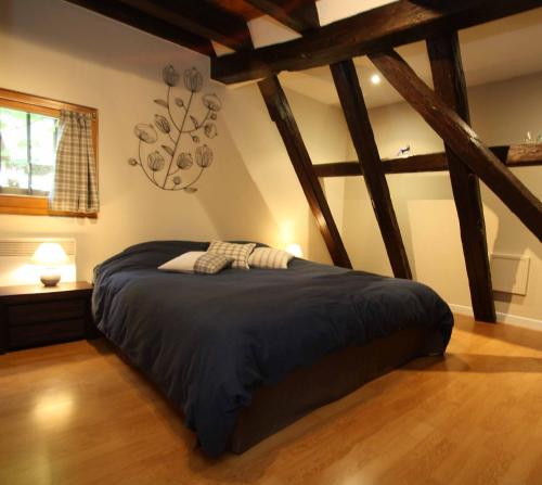 利克维莱斯吉特库尔乡间酒店的阁楼上的卧室配有一张大床