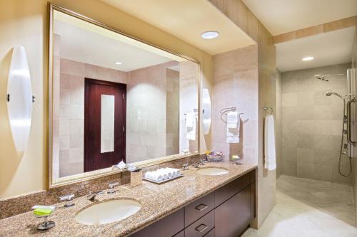 剑桥剑桥波士顿艾美酒店的一间带两个盥洗盆和淋浴的浴室
