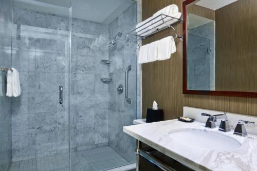 费城大学城喜来登酒店的一间浴室