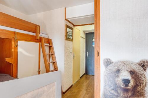 拉克吕萨Sunny studio with balcony的一只大熊放在房间的墙上