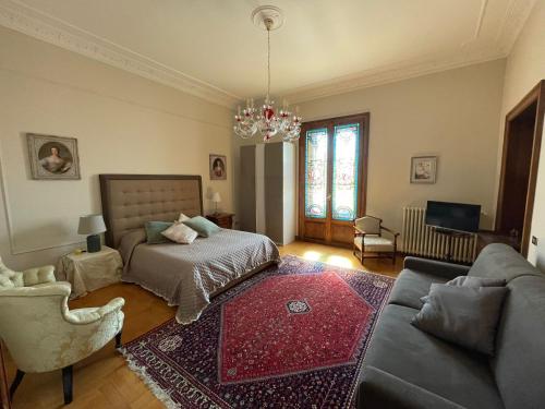 基耶蒂Dimora Castelli的客厅配有床和沙发