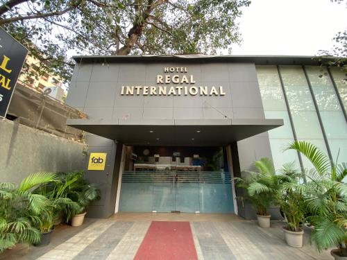 孟买Hotel Regal International - Near Mumbai International Airport Andheri East的一座建筑,上面标有读取酒店真正的国际化