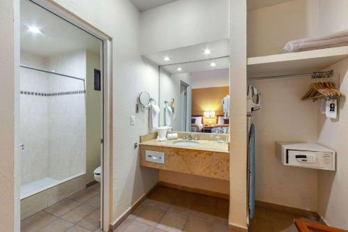 坦皮科康福特茵酒店的一间浴室