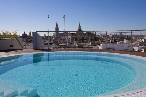 塞维利亚abba Sevilla的大楼屋顶上的大型游泳池