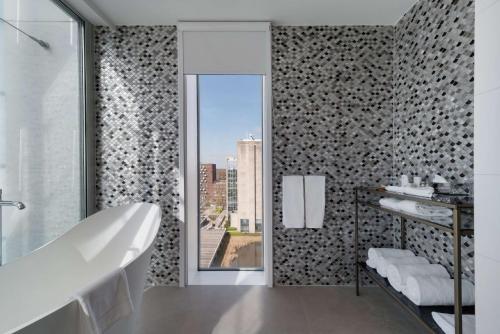 阿姆斯特丹艾姆尼特酒店的一间浴室