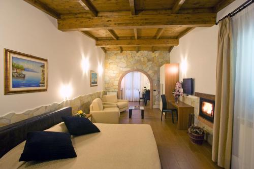 格罗塞托港法托里亚马雷曼纳酒店的带沙发的客厅和带壁炉的客厅。