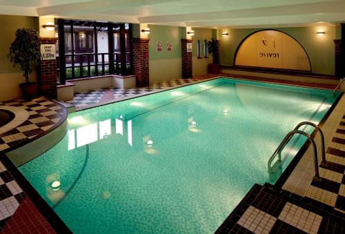 布罗姆斯格罗夫假日伯明翰布罗姆斯格罗夫酒店的在酒店房间的一个大型游泳池