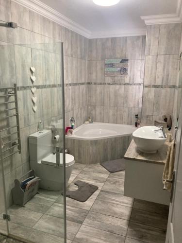 乔治Golfers View @ Kingswood Golf Estate的带浴缸、卫生间和盥洗盆的浴室