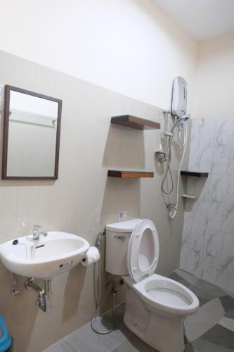 爱妮岛MANANQUIL TRAVEL LODGE的一间带卫生间和水槽的浴室