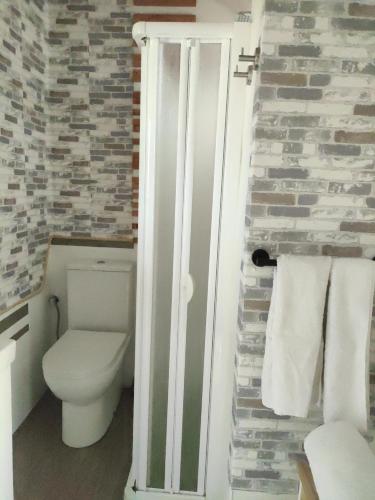 多列毛利诺斯SALTILLO ALTO WHITE STUDIO的一间带卫生间和石墙的浴室