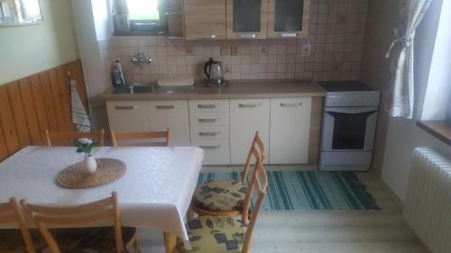 利普托斯基米库拉斯Katka a Martin samostatný apartmán s vlastným vchodom的小厨房配有桌椅和水槽