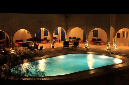 阿里摩洛哥传统庭院住宅酒店 内部或周边的泳池