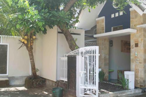 日惹赛普塔度假屋的一座有树的房子前面的白色门