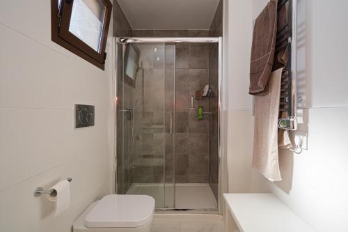 圣胡安德洛斯特雷罗斯La Gaume的带淋浴和卫生间的浴室