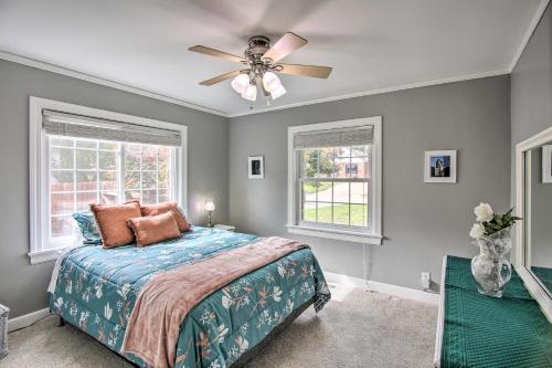 Charming Tulsa Bungalow with Furnished Deck!客房内的一张或多张床位