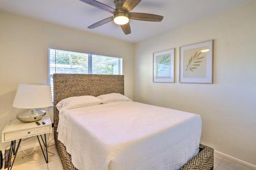 可可比奇Cute and Cozy Florida Duplex Walk to Beaches!的一间卧室配有一张床和吊扇