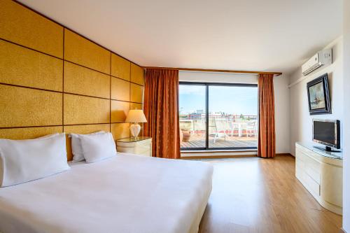 布鲁塞尔蒙哥马利B公寓式酒店的卧室设有一张白色大床和大窗户