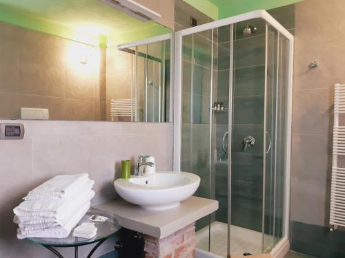 拉莫拉红酒客房酒店的一间带水槽和玻璃淋浴的浴室
