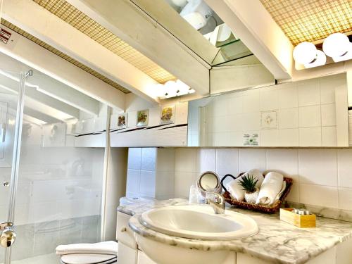 毕尔巴鄂奥特泰克斯酒店的一间带水槽和镜子的浴室