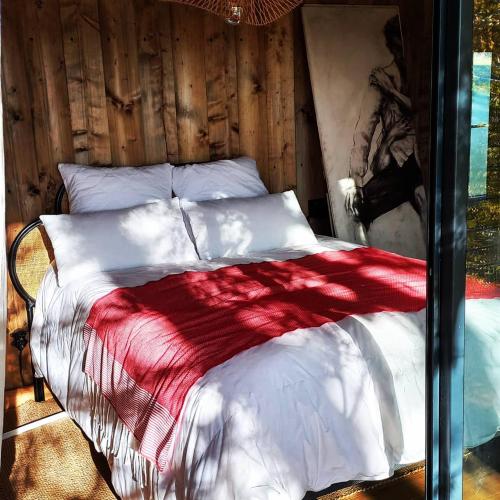 Saint-Germain-des-ChampsLe monde d'Echozellia的一间卧室配有一张带红白毯子的床