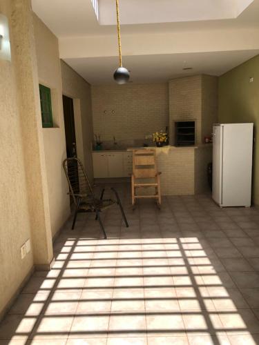 马林加POUSADA Dona Ziza的厨房配有两把椅子和冰箱
