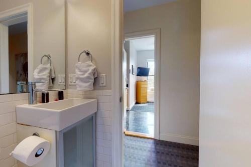 波士顿Stylish Downtown Studio in the Boston, C.Ave #34的浴室设有白色水槽和镜子