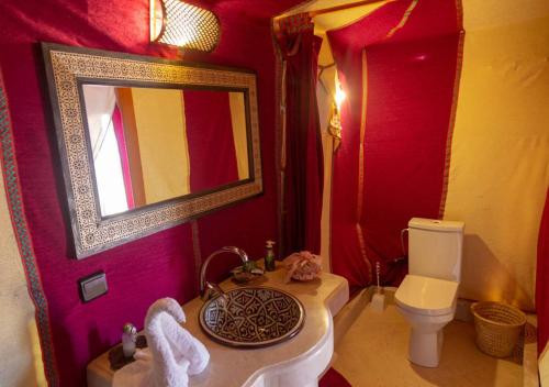 扎古拉Sahara Relax Camps的一间带水槽、卫生间和镜子的浴室