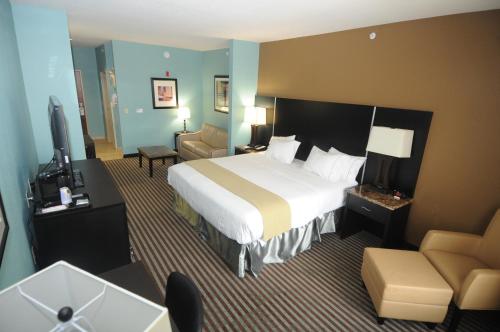 萨默塞特萨默塞特智选假日酒店的酒店客房设有一张大床和一张沙发。