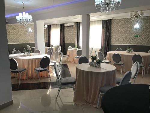 桑多梅日Rezydencja Sandomierska的宴会厅配有桌椅和吊灯