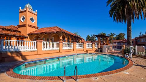 SFO El Rancho Inn SureStay Collection by Best Western内部或周边的泳池